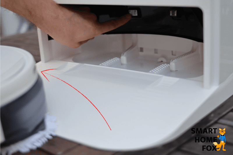 Ladekontakte der Yeedi Mop Station in der Nahaufnahme